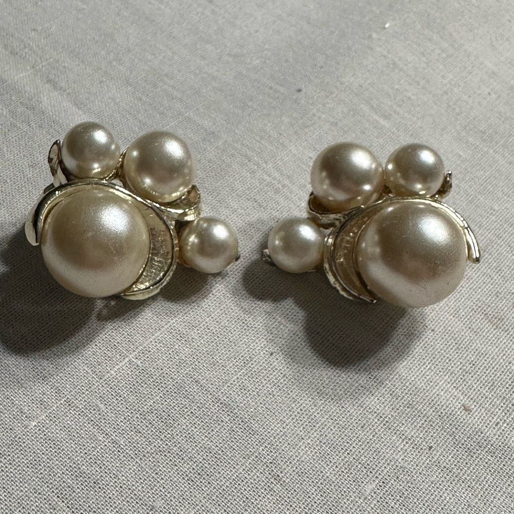 Vintage Signed Judy Lee Faux Pearl Gold tone Clip Earrings $10 Sale